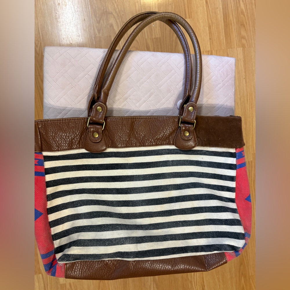 Billabong Patterned Red & Blue & White Tote Bag with Brown trim - Picture 3 of 11